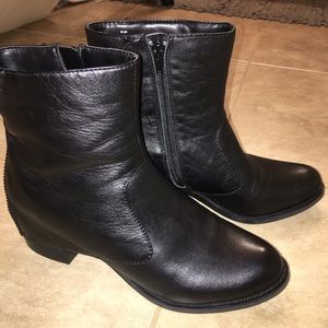 Two Lips ankle booties
